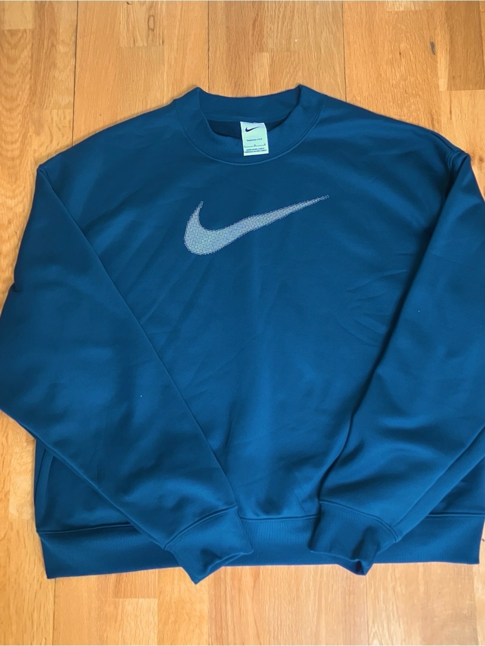 Nike Therma-FIT All Time Women's Turquoise Graphic Crew-Neck Sweatshirt.